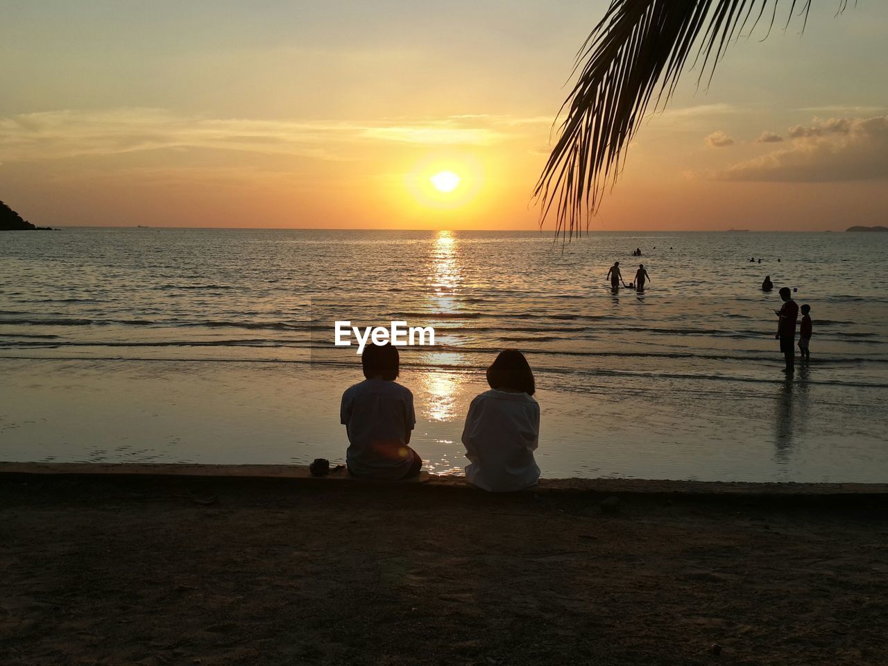 SILHOUETTE PEOPLE AT BEACH DURING SUNSET