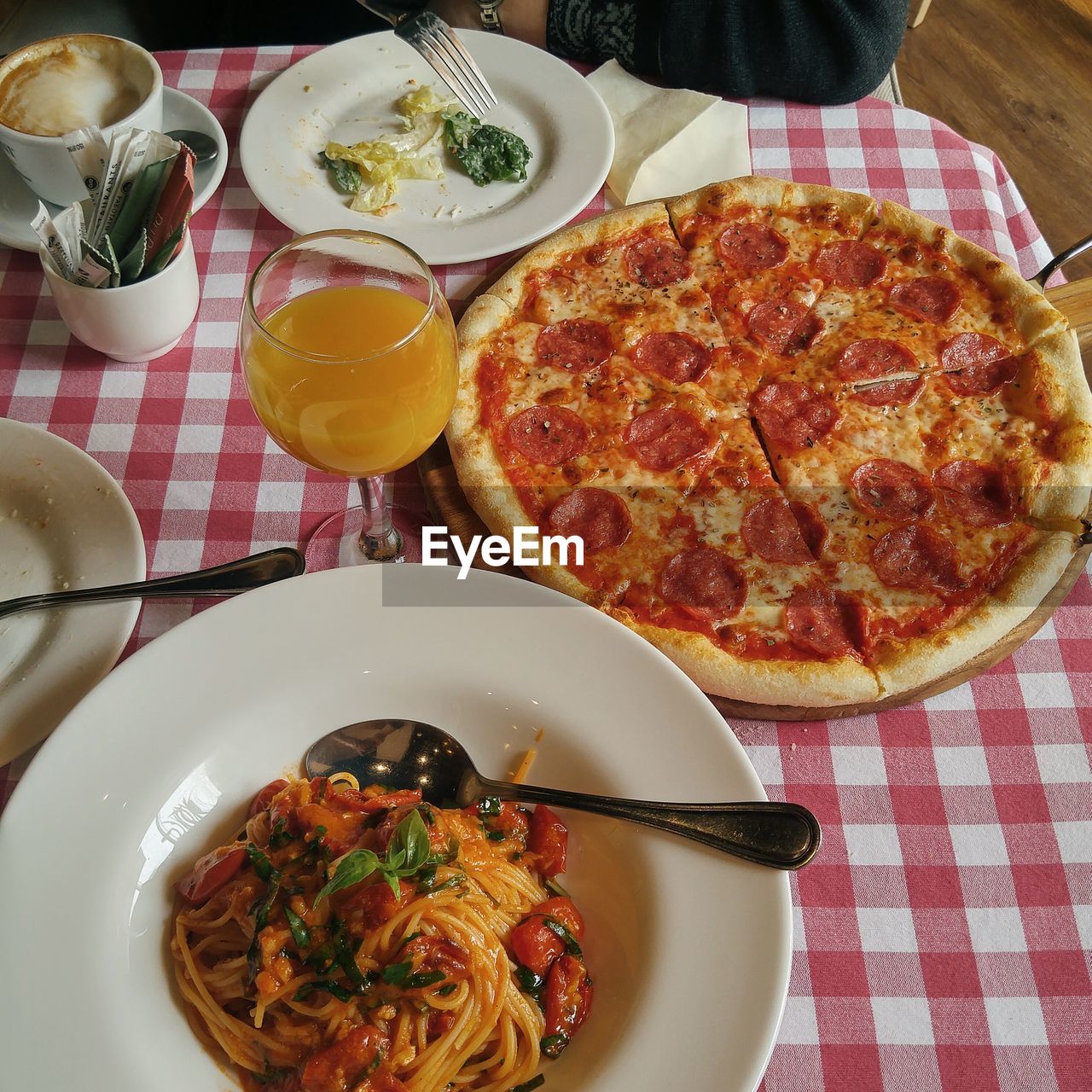 CLOSE-UP OF FOOD ON PLATE