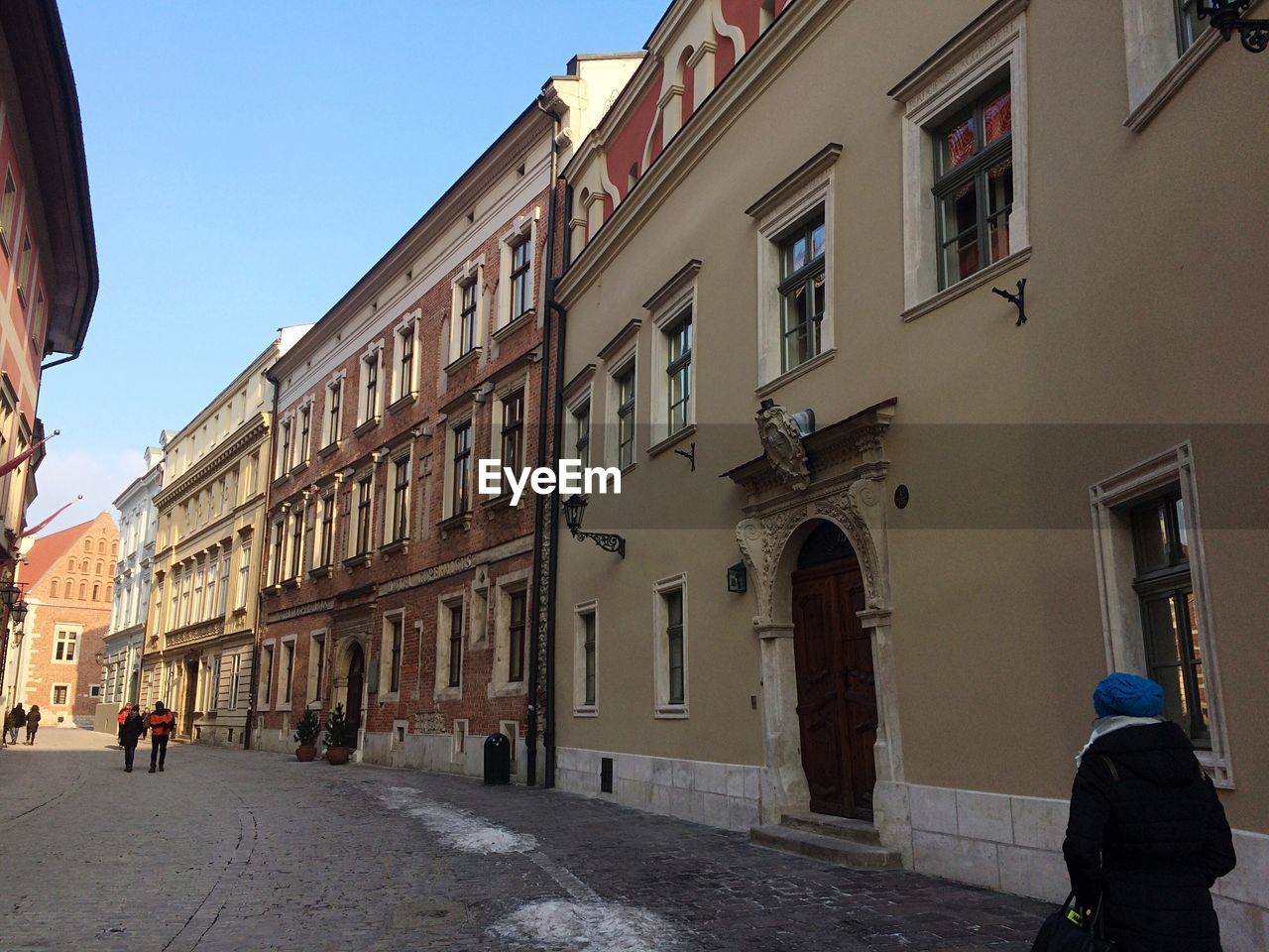 MAN IN FRONT OF BUILDING