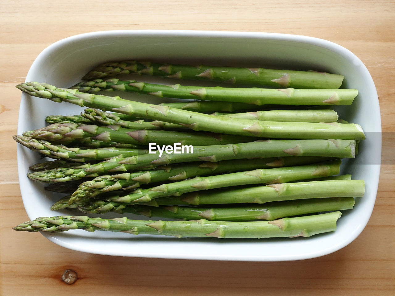 HIGH ANGLE VIEW OF VEGETABLES IN PLATE ON TABLE