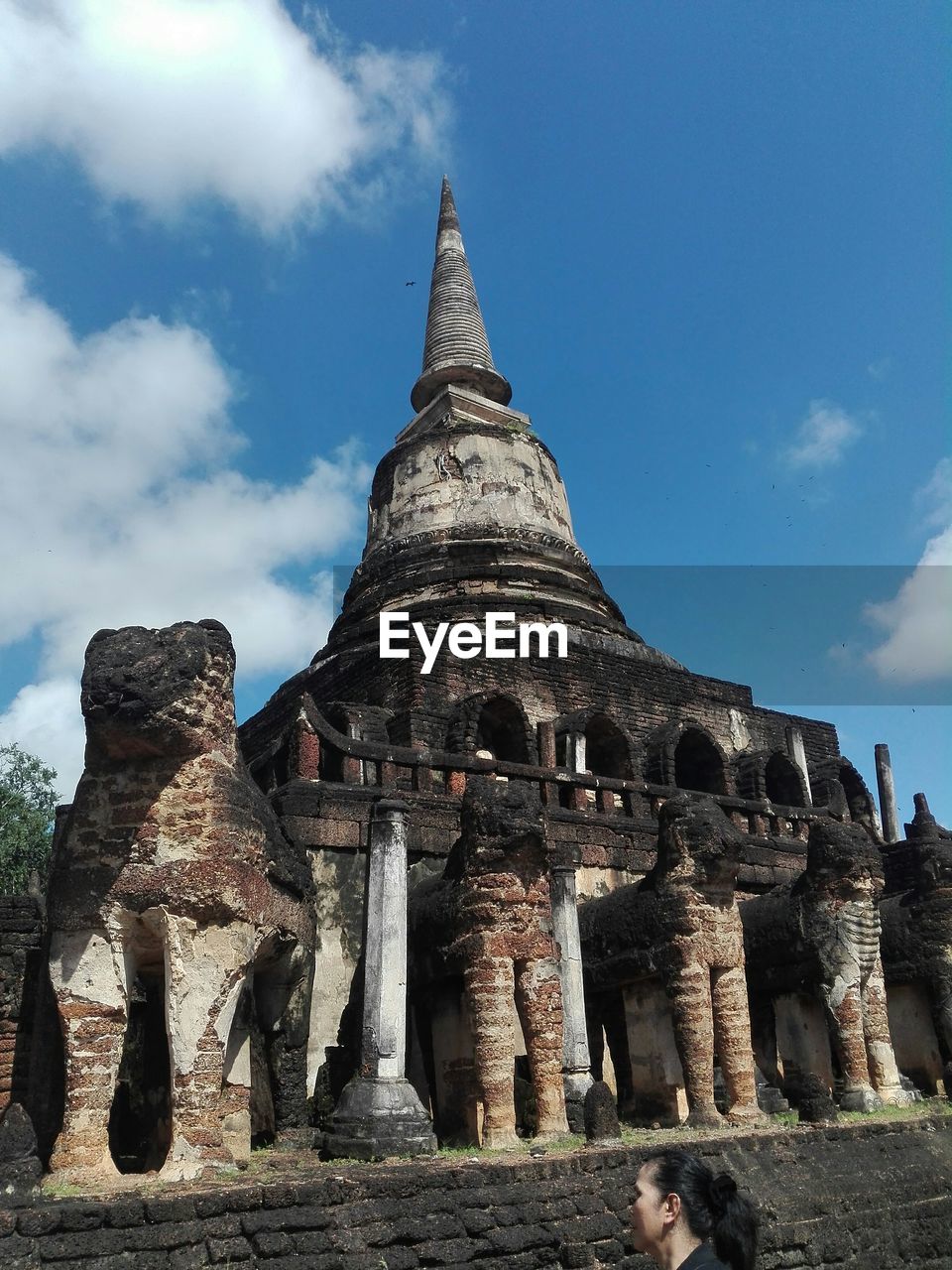 LOW ANGLE VIEW OF STATUE AGAINST SKY