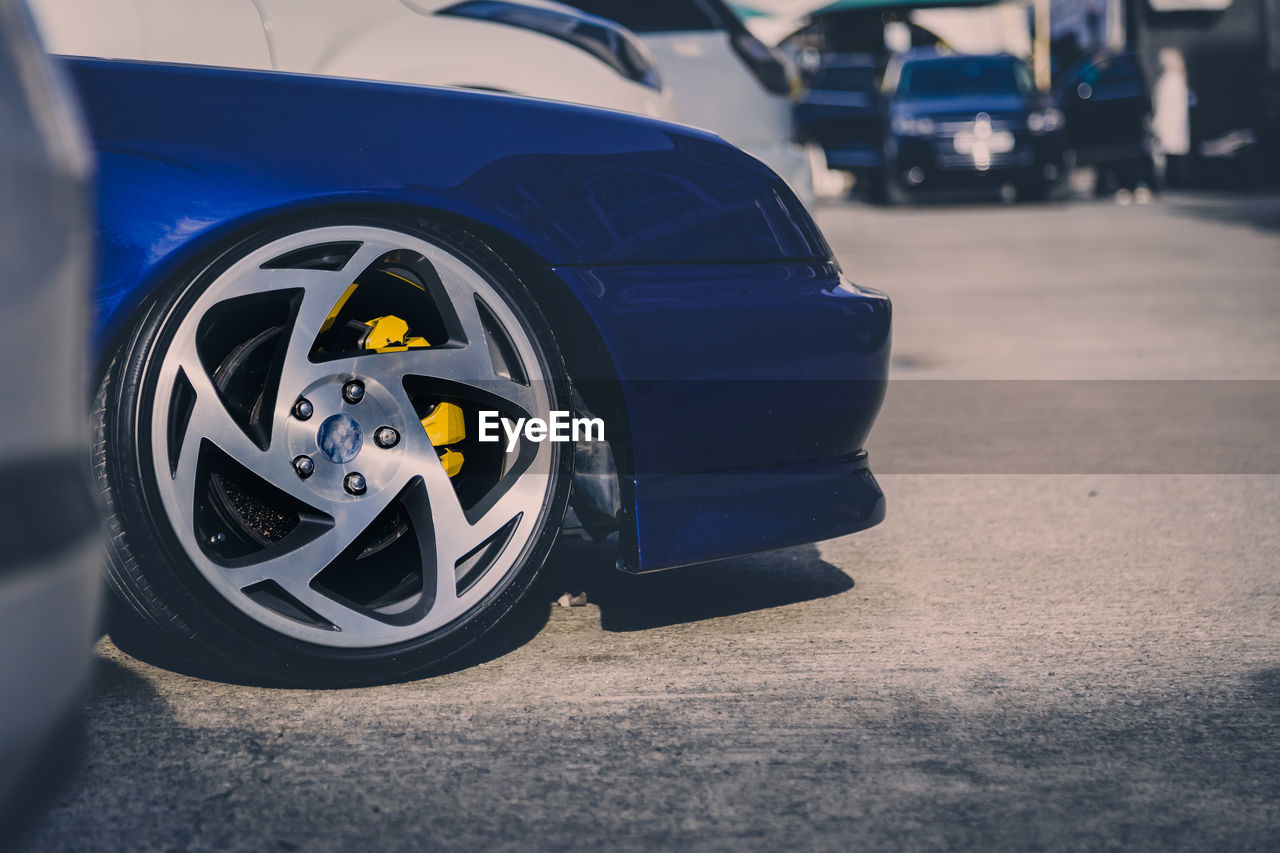 Beautiful wheels, low ground clearance of the car,