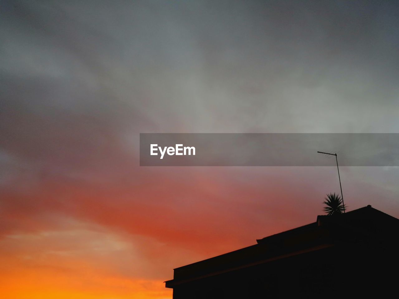 LOW ANGLE VIEW OF SILHOUETTE ROOF AGAINST SKY