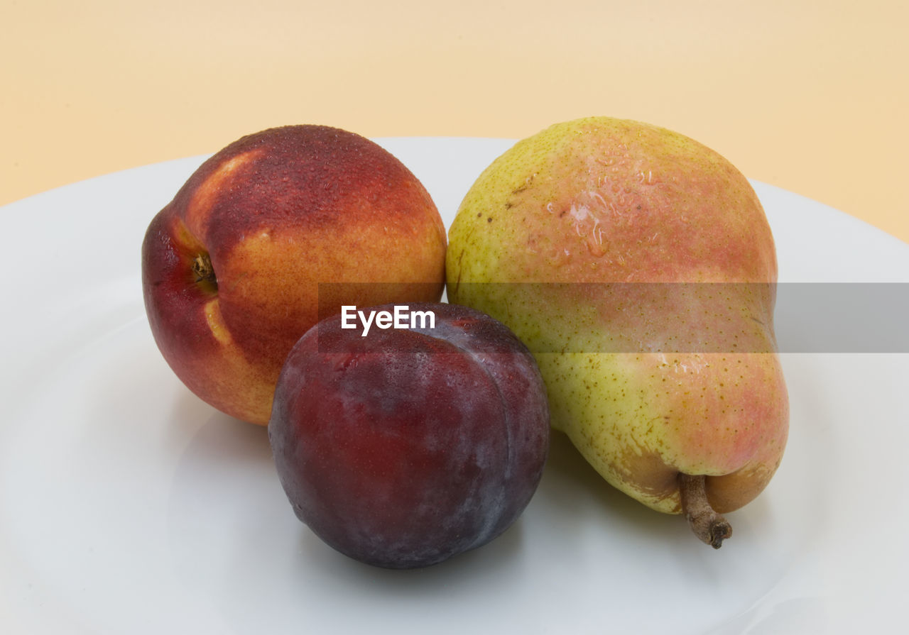 CLOSE-UP OF APPLES ON PLATE