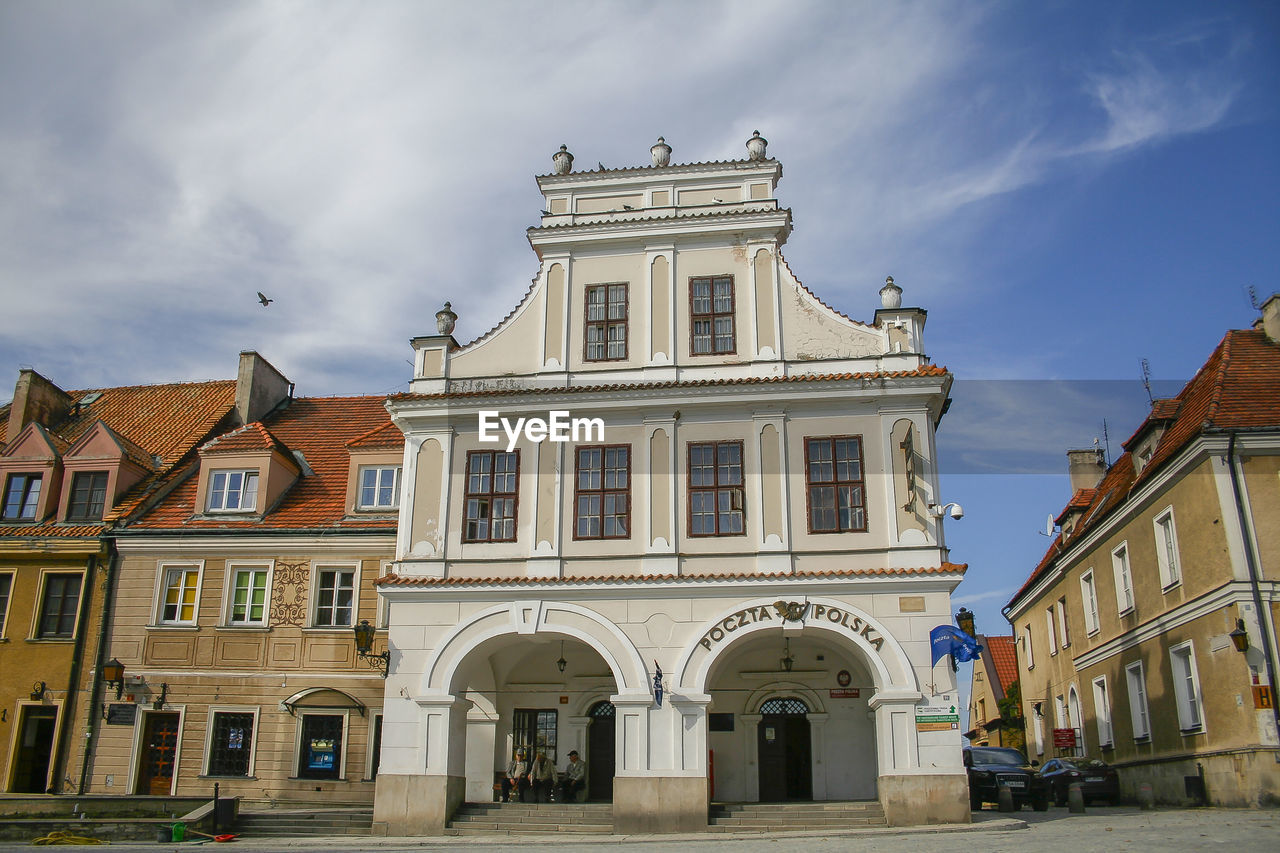 LOW ANGLE VIEW OF HISTORIC BUILDING AGAINST SKY