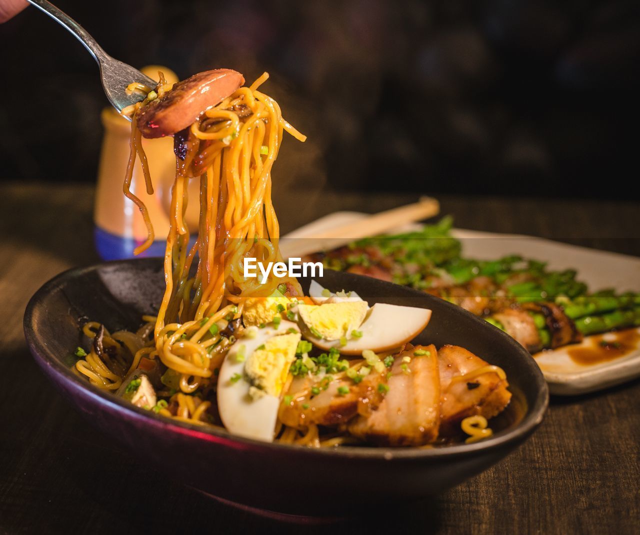 CLOSE-UP OF FOOD IN BOWL