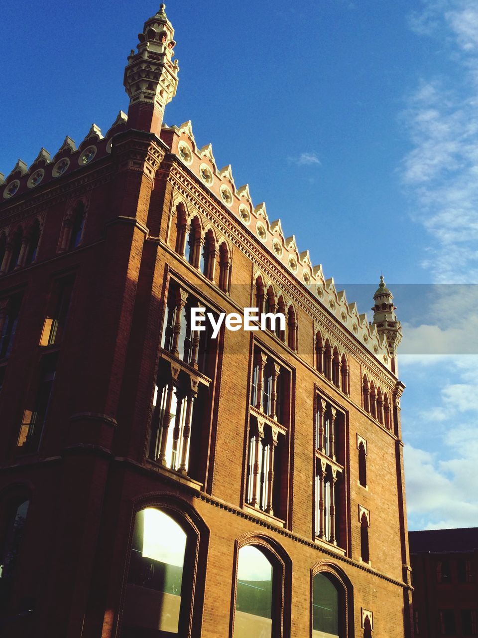 LOW ANGLE VIEW OF BUILDINGS AGAINST SKY