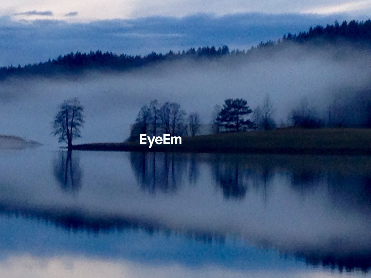 SCENIC VIEW OF LAKE AGAINST SKY DURING FOGGY WEATHER