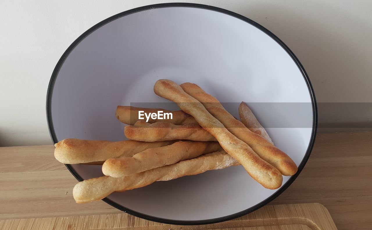 HIGH ANGLE VIEW OF BREAD IN PLATE