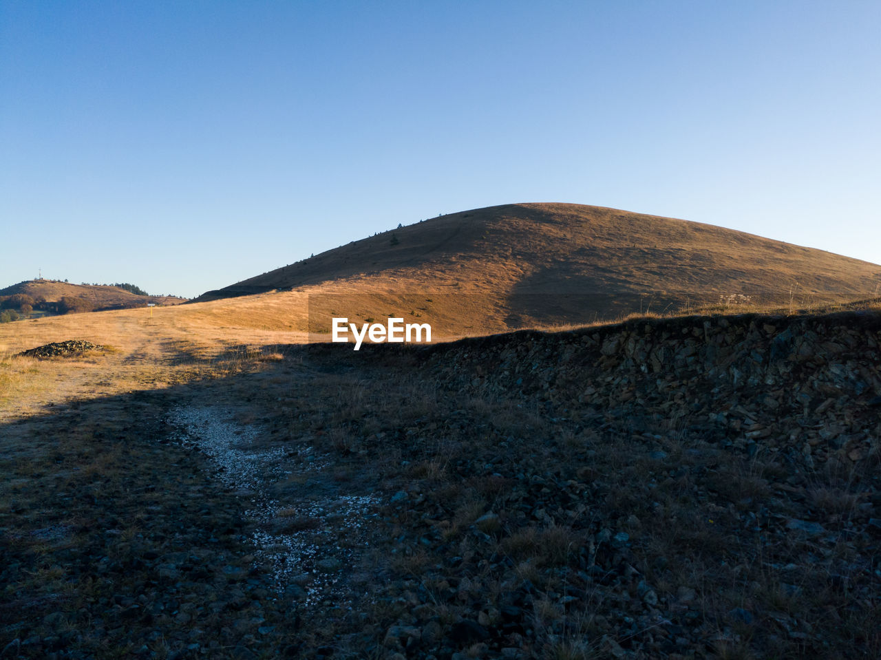 SCENIC VIEW OF MOUNTAIN AGAINST CLEAR BLUE SKY