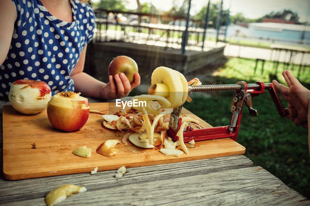 CROPPED IMAGE OF WOMAN PREPARING FOOD