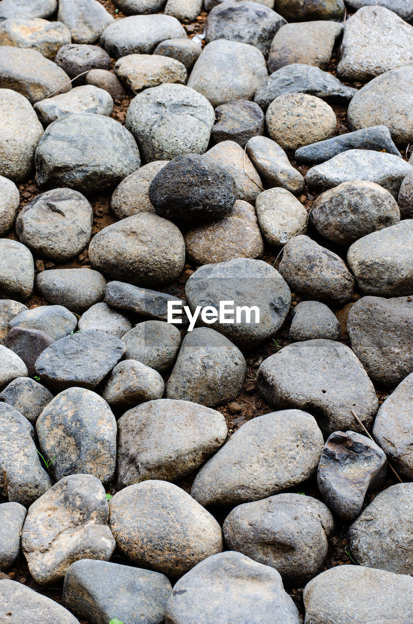 FULL FRAME SHOT OF PEBBLES ON BEACH