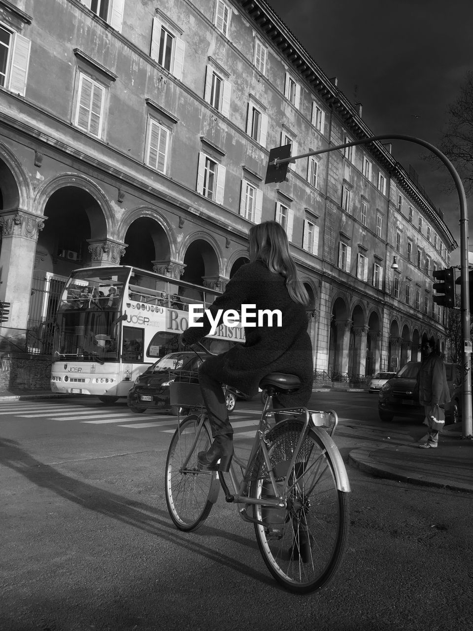 SIDE VIEW OF A BICYCLE ON ROAD