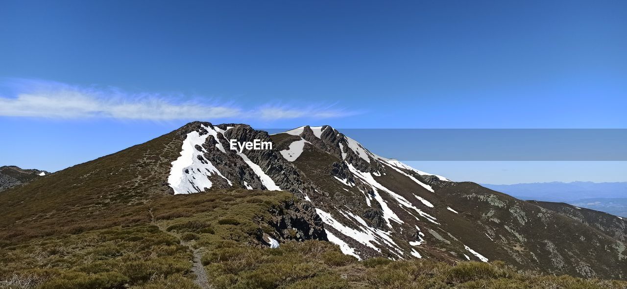 LOW ANGLE VIEW OF SNOWCAPPED MOUNTAINS AGAINST SKY