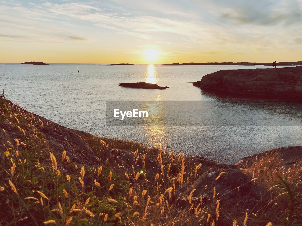 SCENIC VIEW OF SEA AGAINST SUNSET SKY