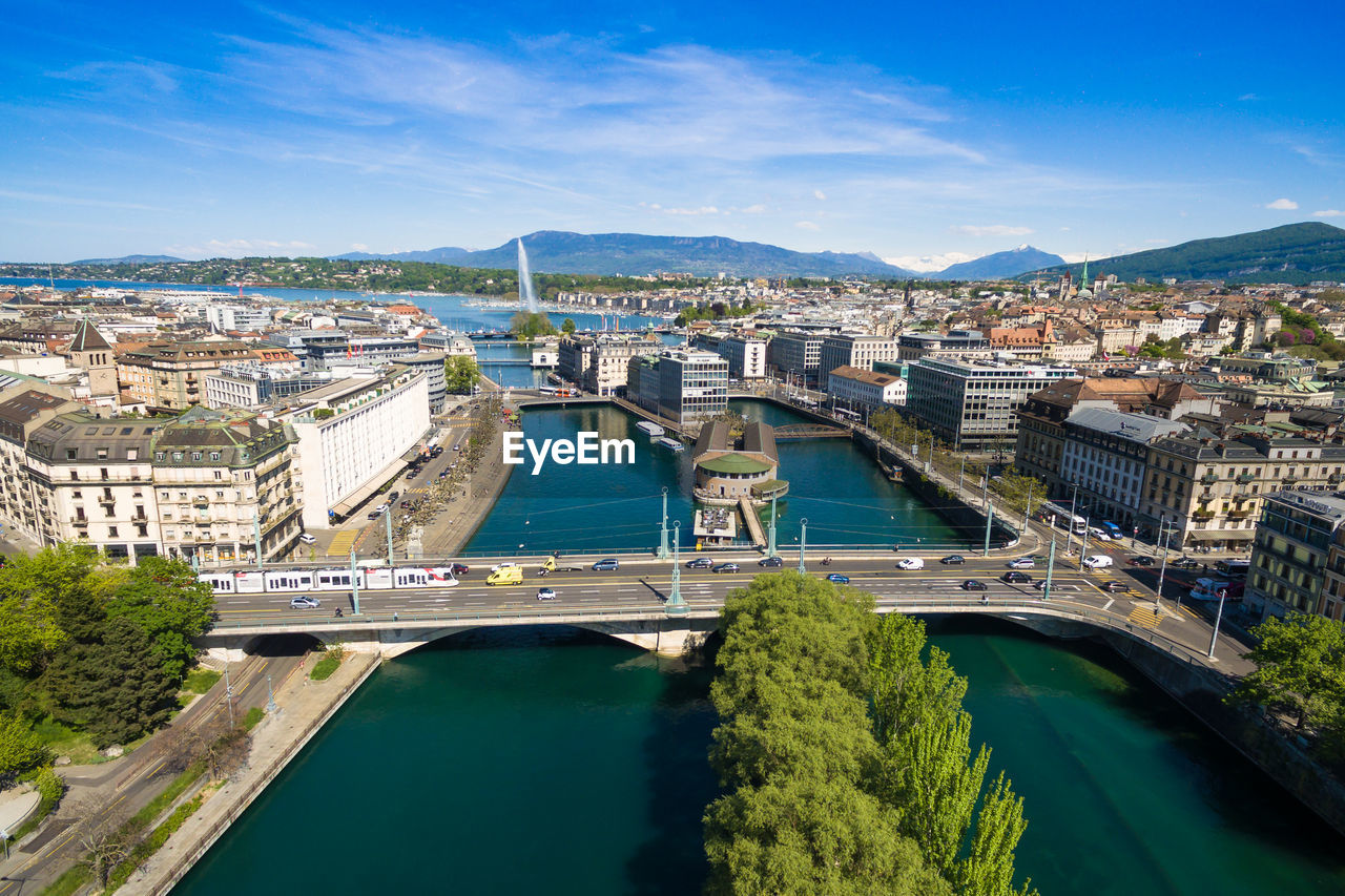 HIGH ANGLE VIEW OF ARCH BRIDGE OVER RIVER IN CITY