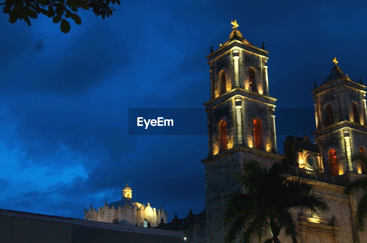 LOW ANGLE VIEW OF CLOCK TOWER AGAINST SKY