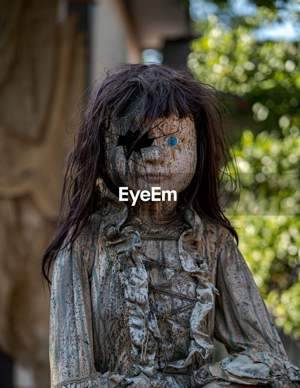 PORTRAIT OF WOMAN WITH CARVING ON TREE