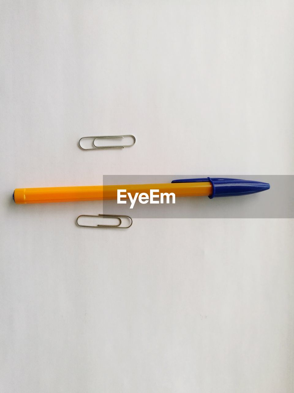 HIGH ANGLE VIEW OF PENCILS ON WHITE BACKGROUND