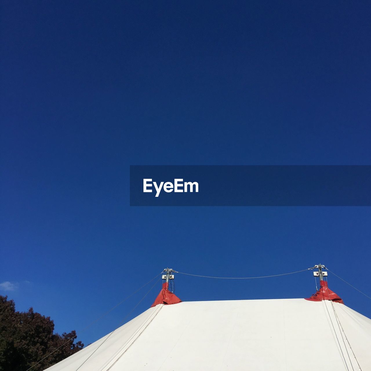 LOW ANGLE VIEW OF BUILDING AGAINST BLUE SKY