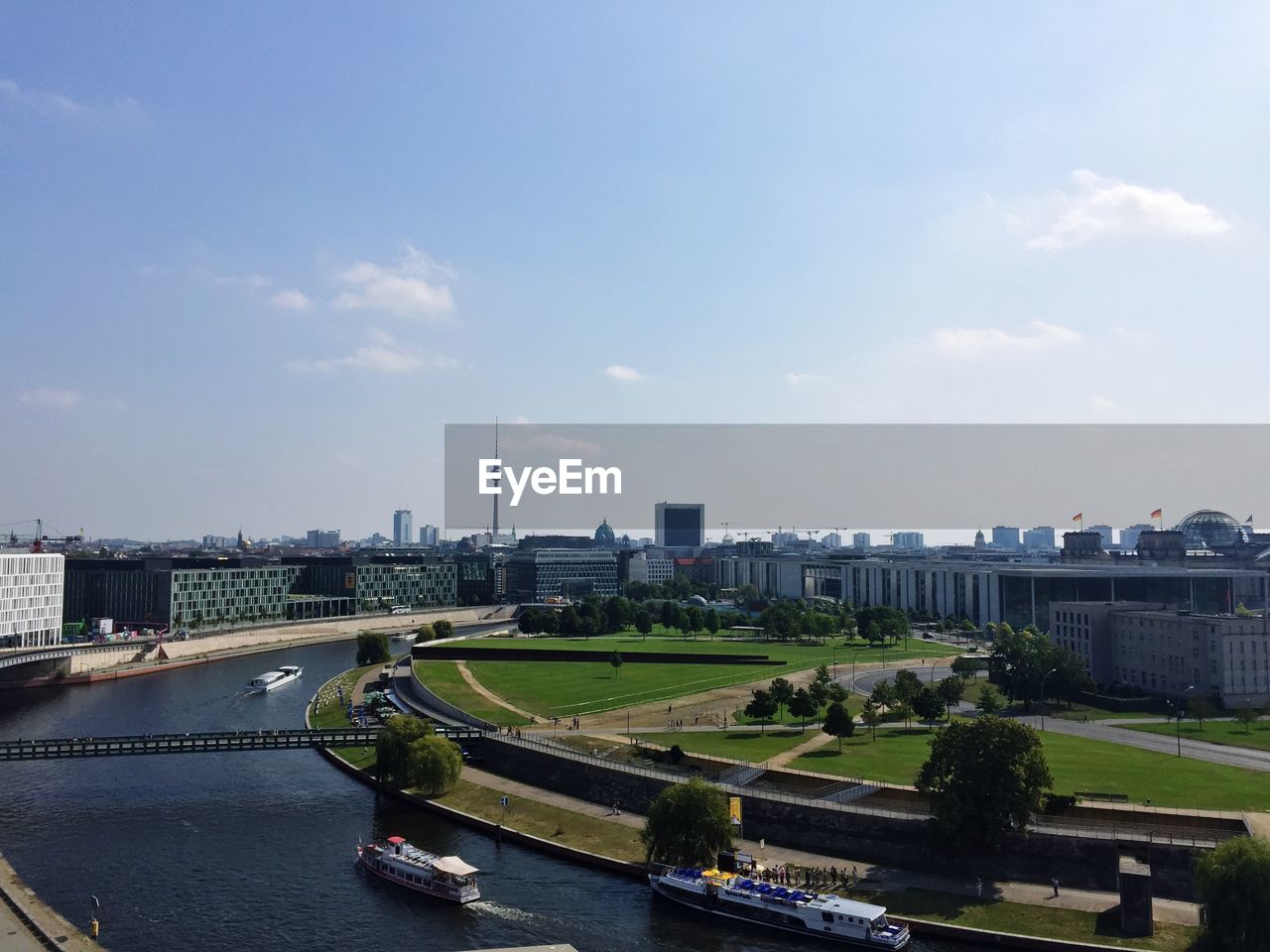 Spree river flowing towards city against sky