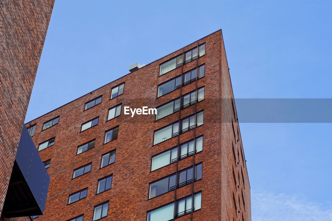 LOW ANGLE VIEW OF MODERN BUILDING AGAINST CLEAR SKY