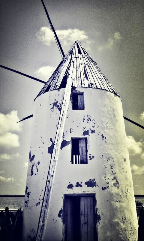 LOW ANGLE VIEW OF BUILT STRUCTURE AGAINST SKY