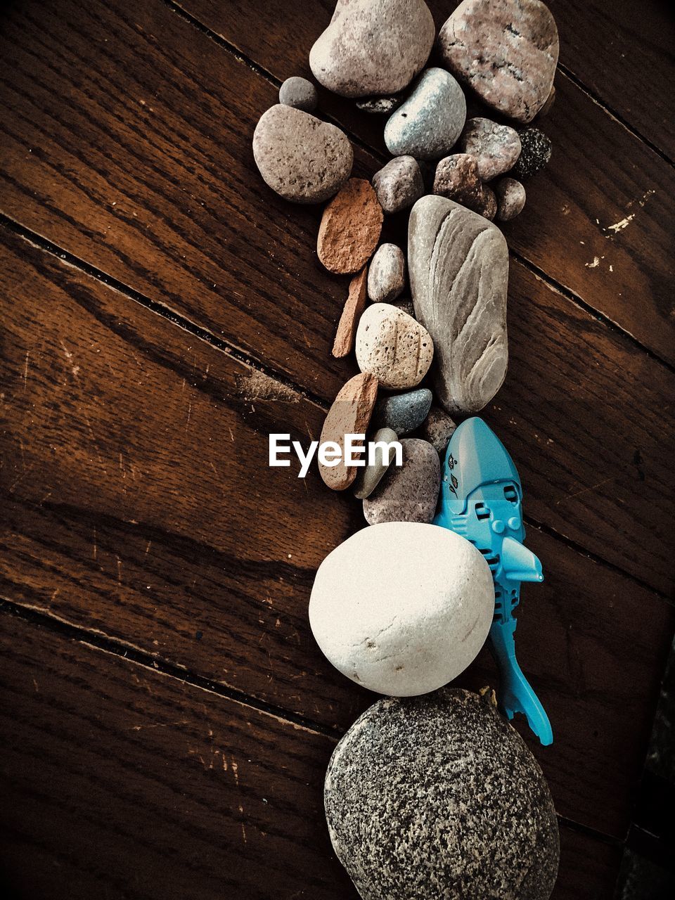 HIGH ANGLE VIEW OF PEBBLE ON TABLE