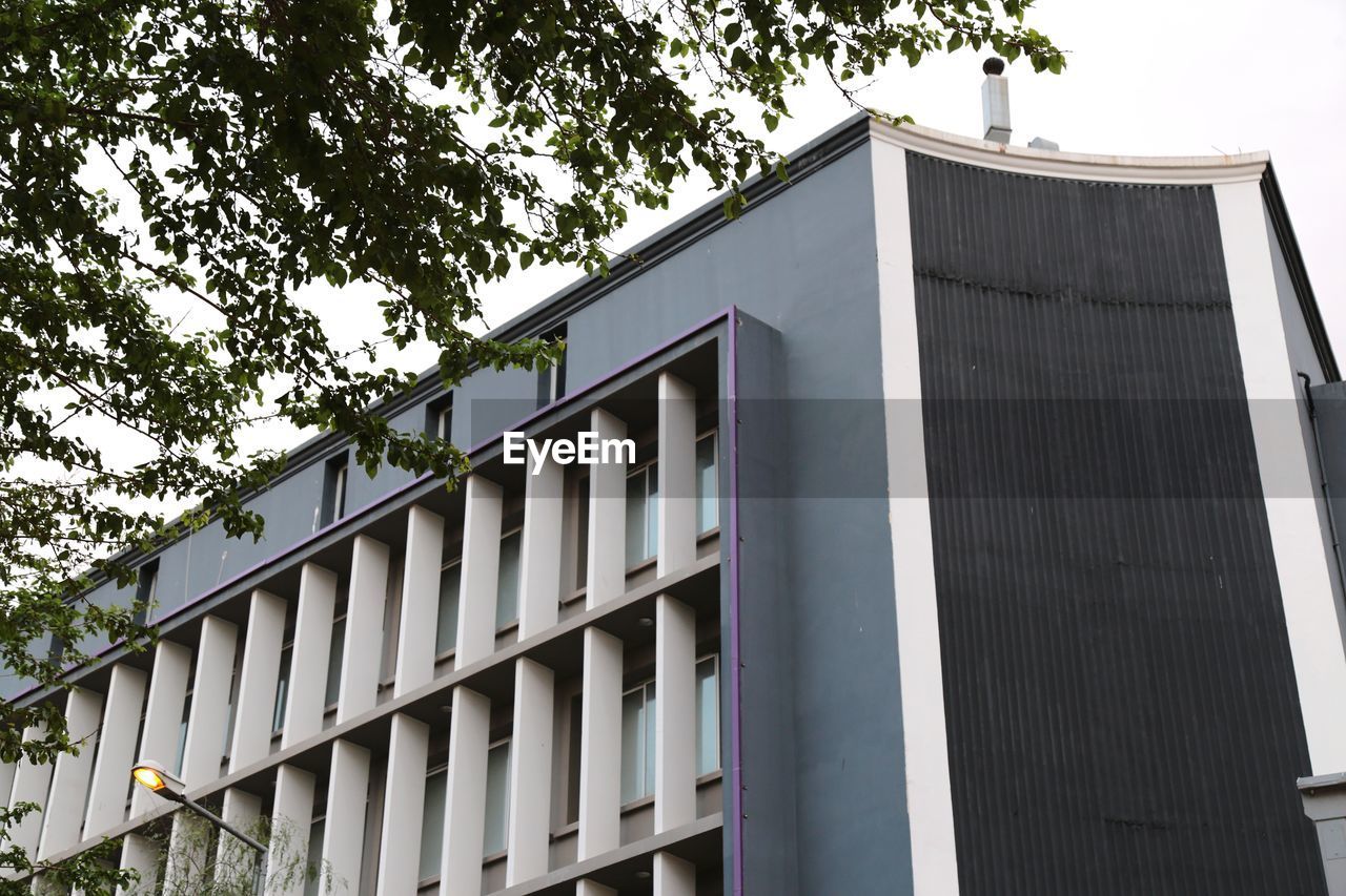 LOW ANGLE VIEW OF MODERN BUILDING AGAINST SKY