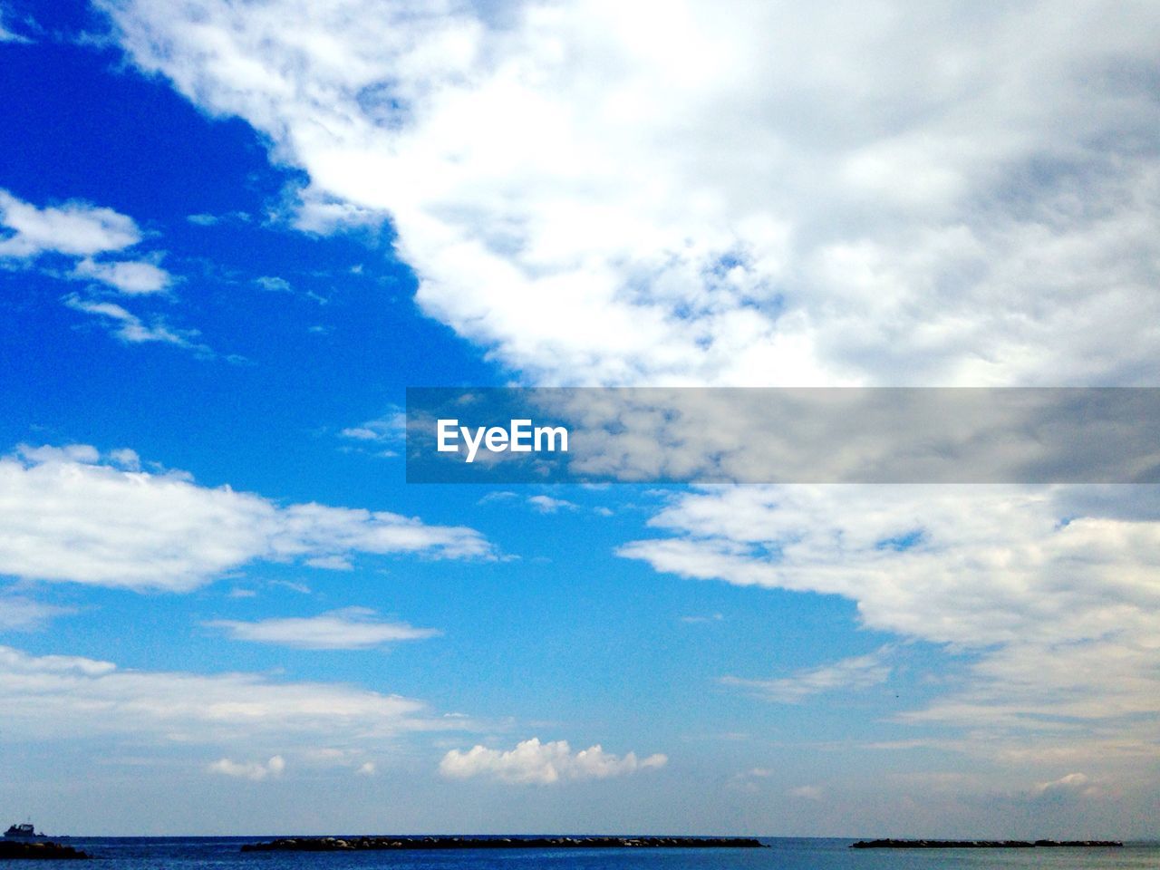 SEASCAPE AGAINST CLOUDY SKY