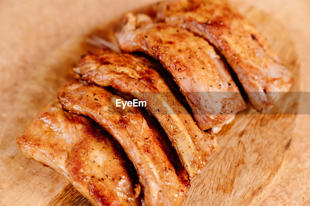 HIGH ANGLE VIEW OF MEAT ON CUTTING BOARD