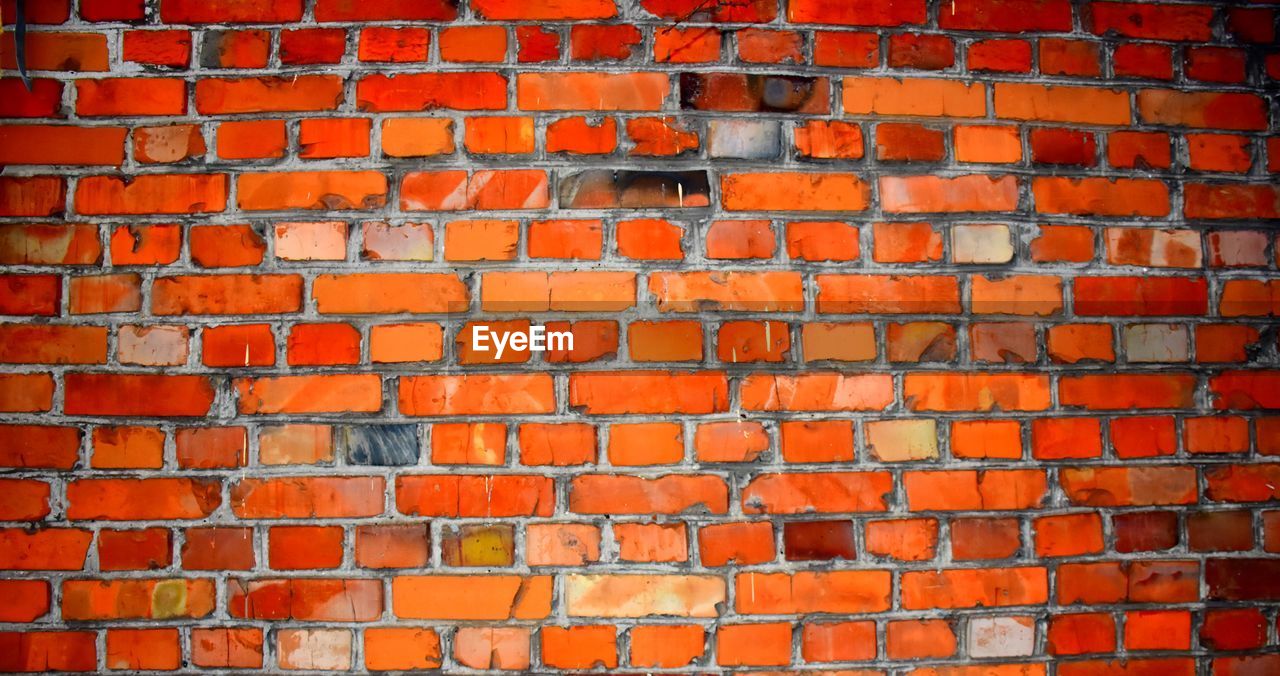 FULL FRAME SHOT OF BRICK WALL AGAINST RED STONE WALLS