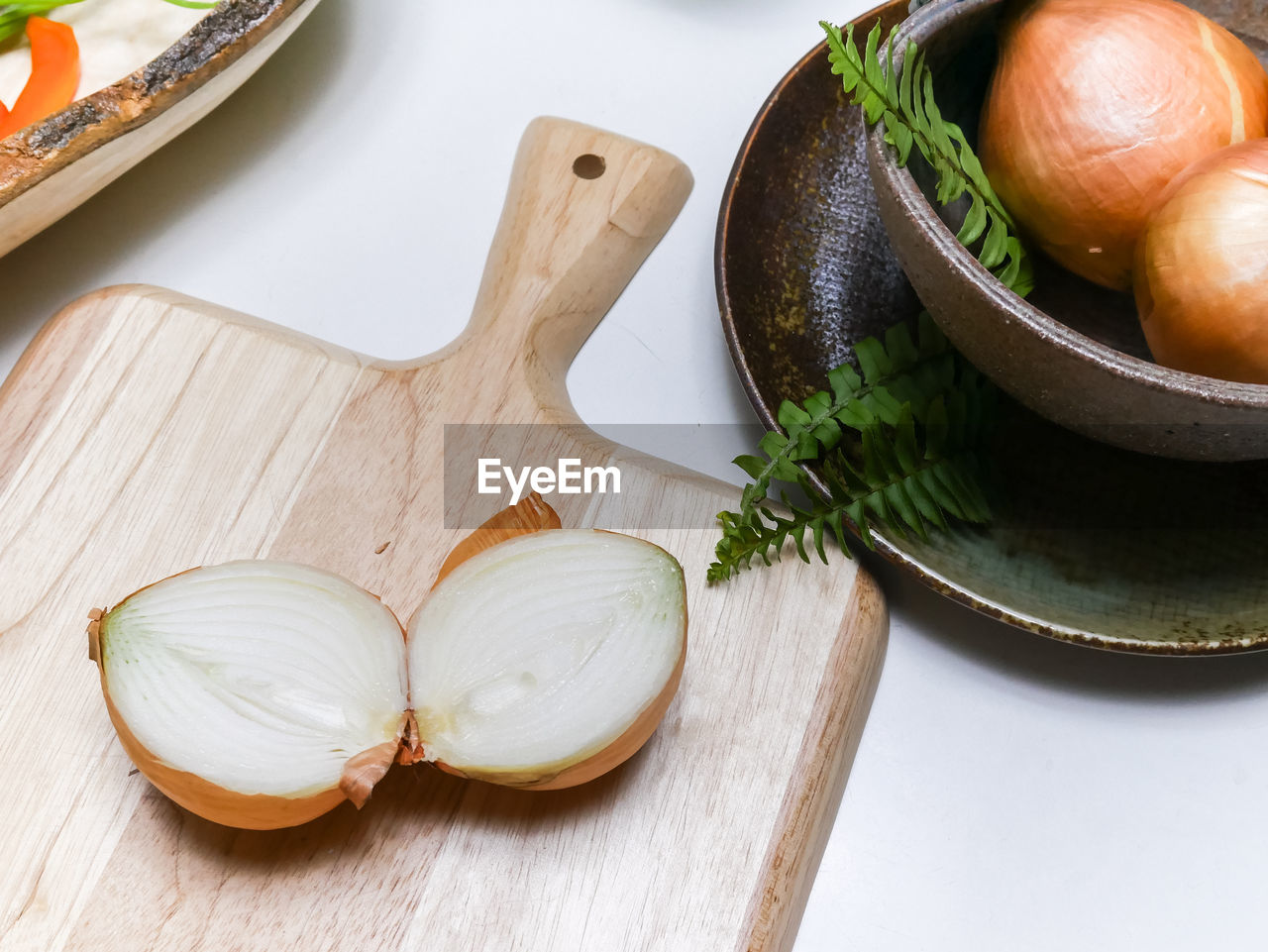 HIGH ANGLE VIEW OF FOOD ON TABLE