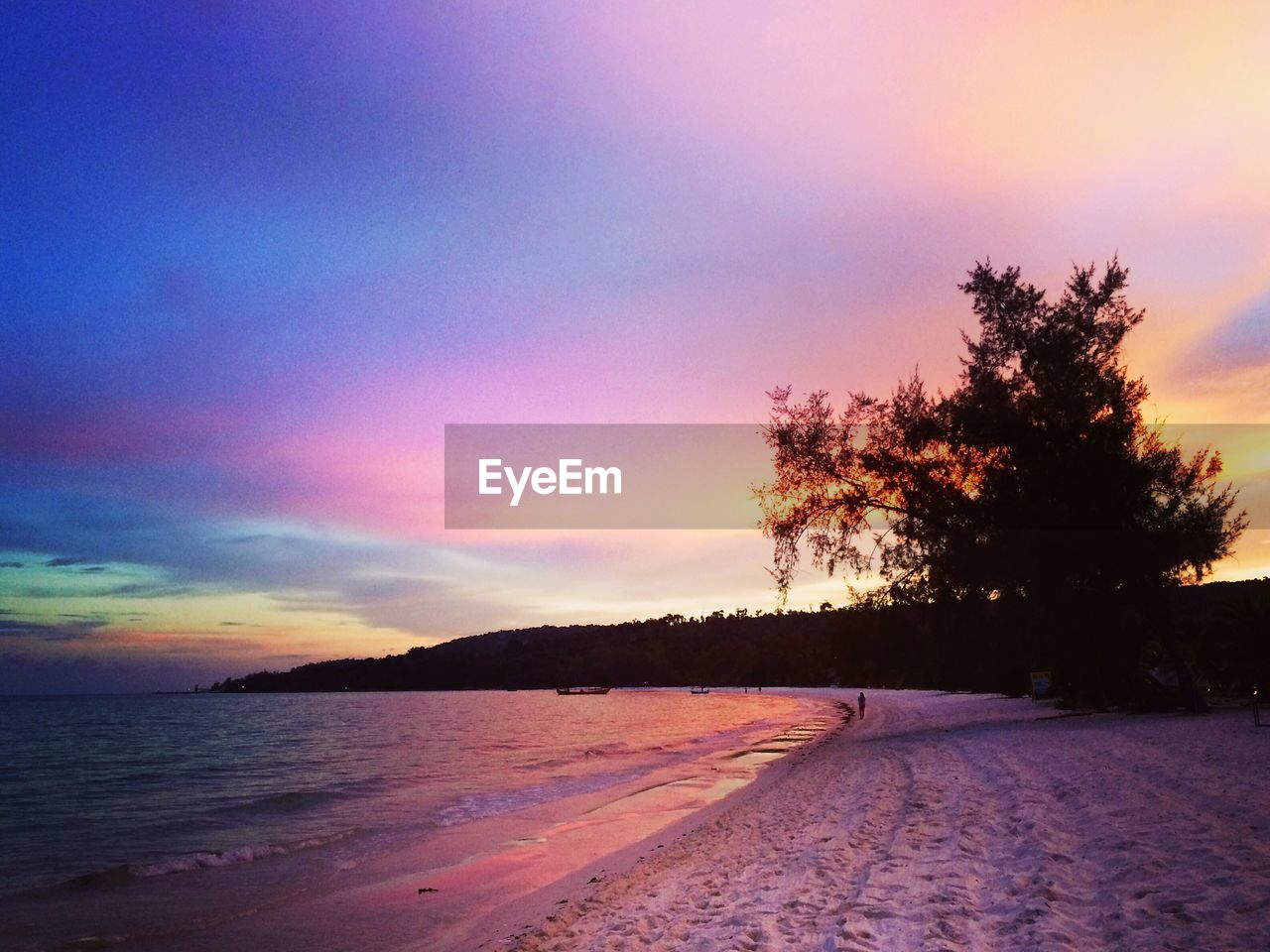 SCENIC VIEW OF BEACH AGAINST SKY AT SUNSET