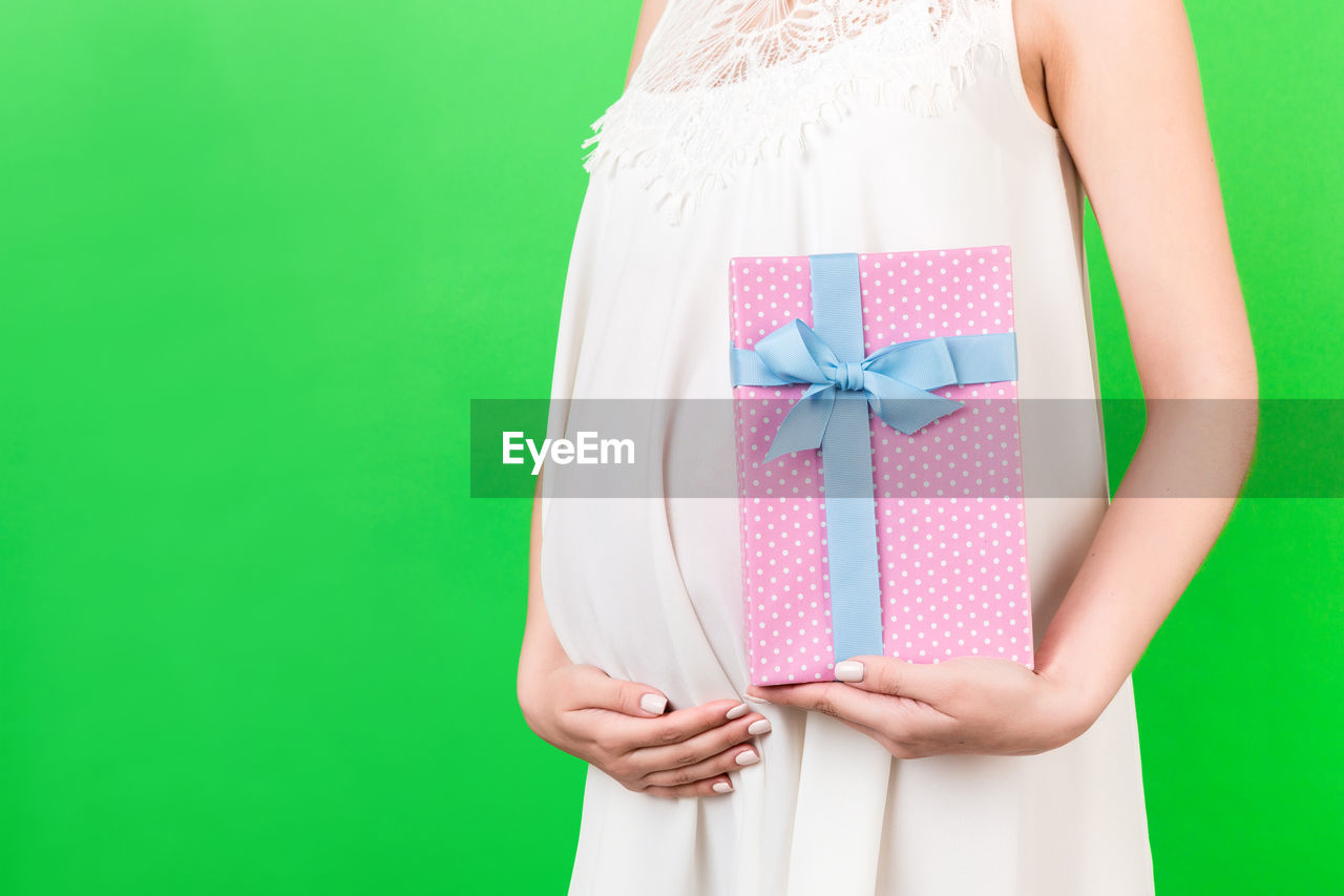 MIDSECTION OF WOMAN WEARING HAT