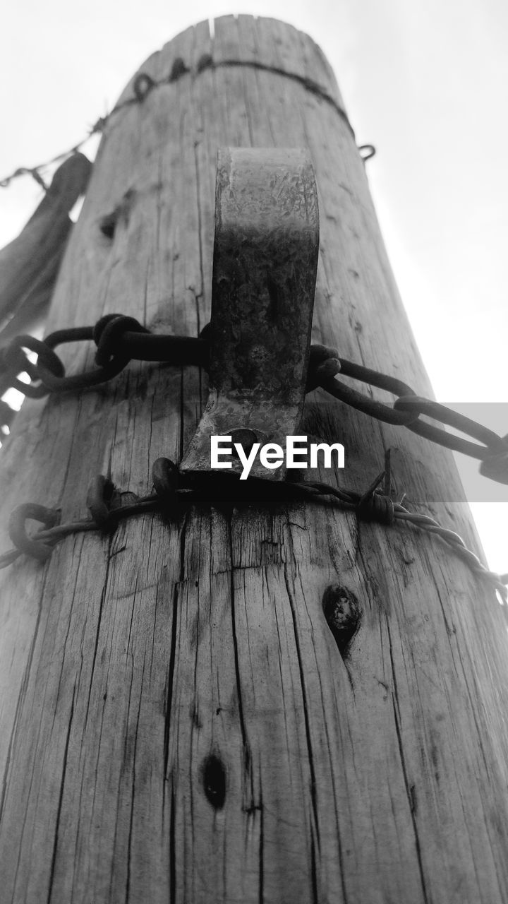 LOW ANGLE VIEW OF OLD WOODEN PLANK