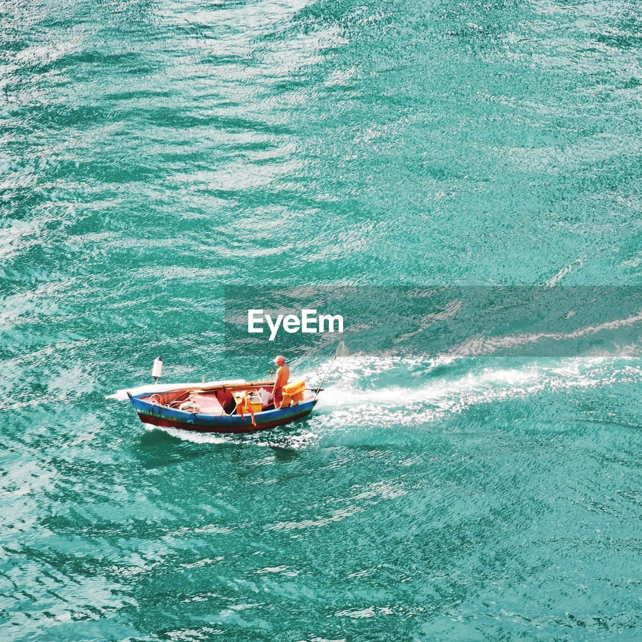 HIGH ANGLE VIEW OF MAN IN SEA