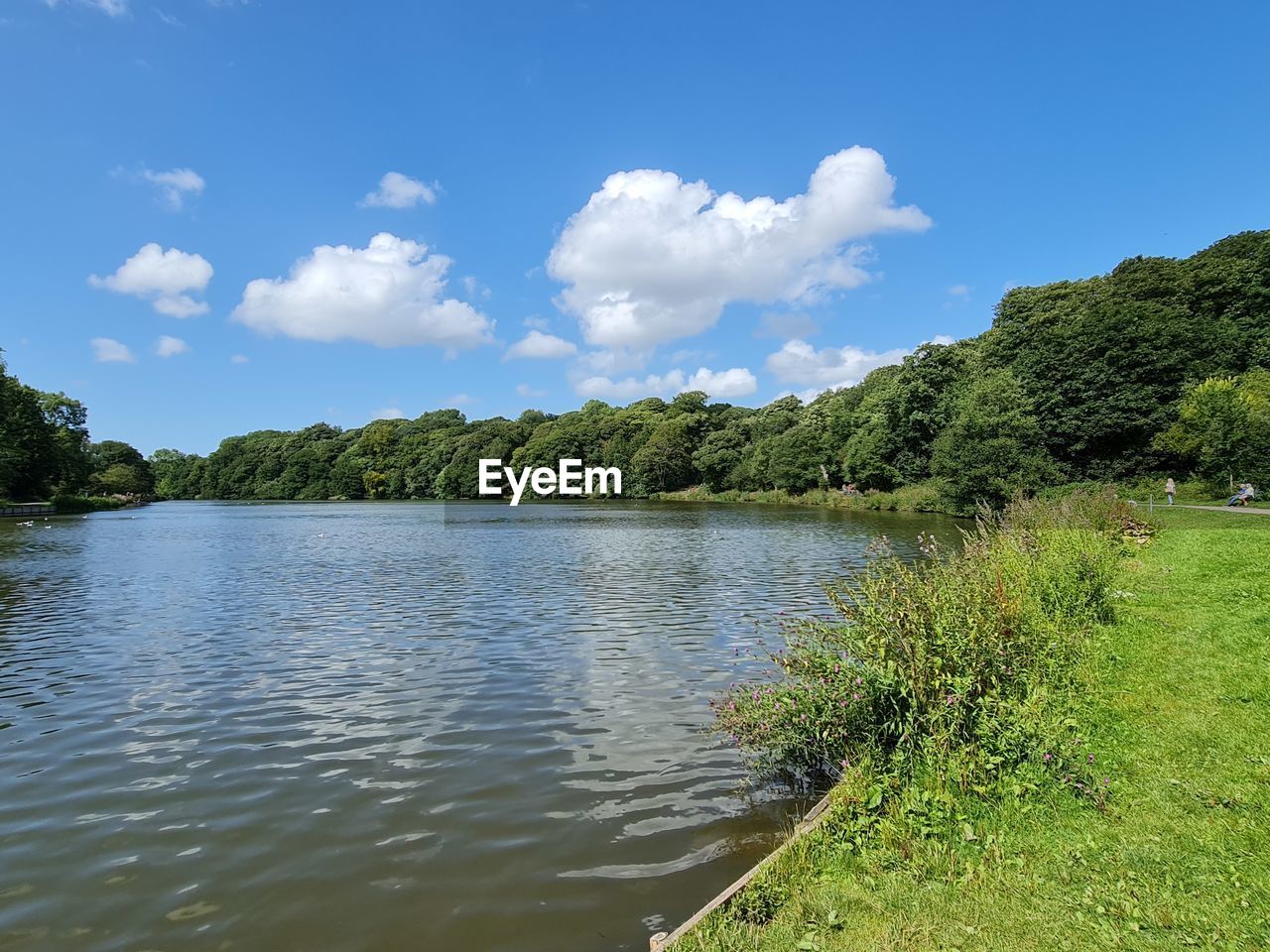 PANORAMIC VIEW OF LAKE AGAINST SKY