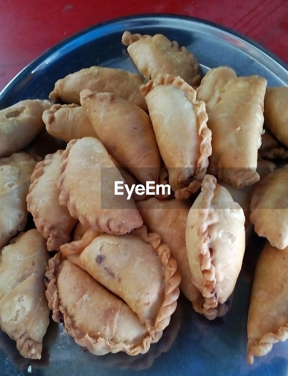 HIGH ANGLE VIEW OF FOOD ON TABLE