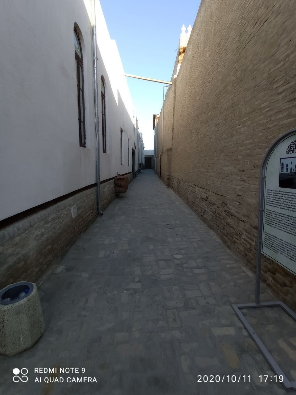 ALLEY AMIDST BUILDINGS AGAINST SKY