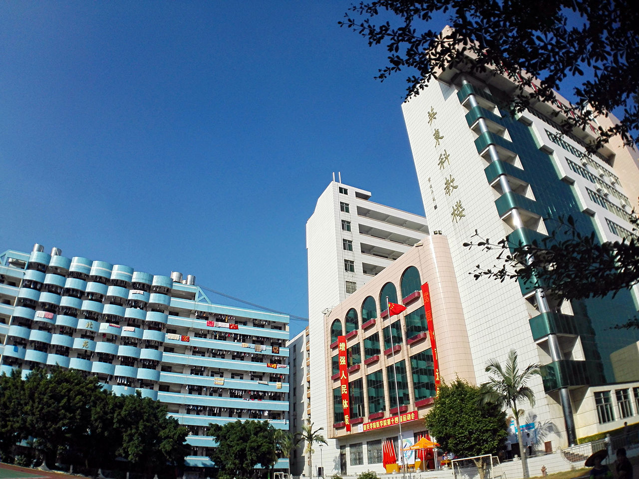 LOW ANGLE VIEW OF BUILDINGS IN CITY