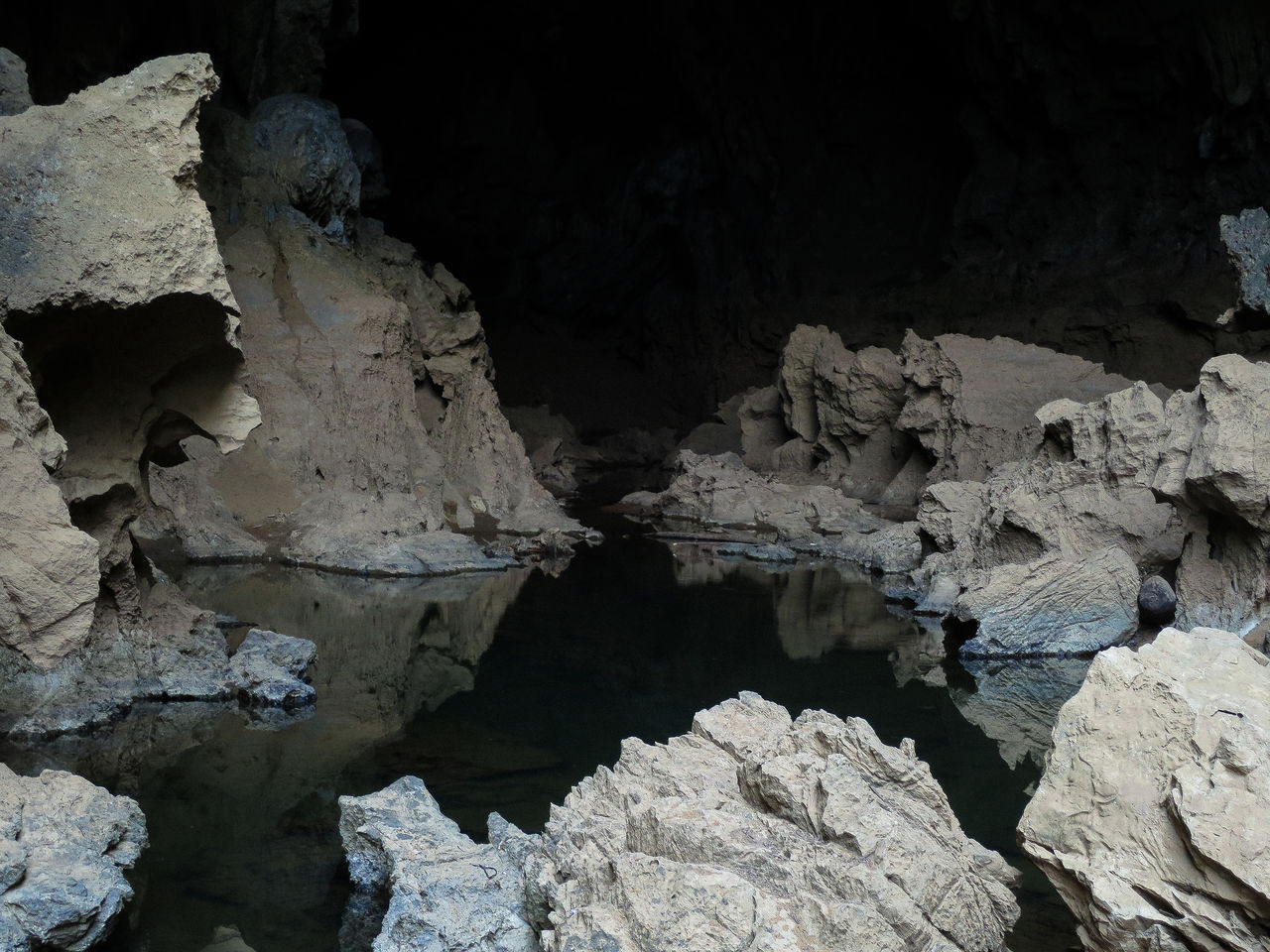 CLOSE-UP OF WATER FLOWING THROUGH STONE