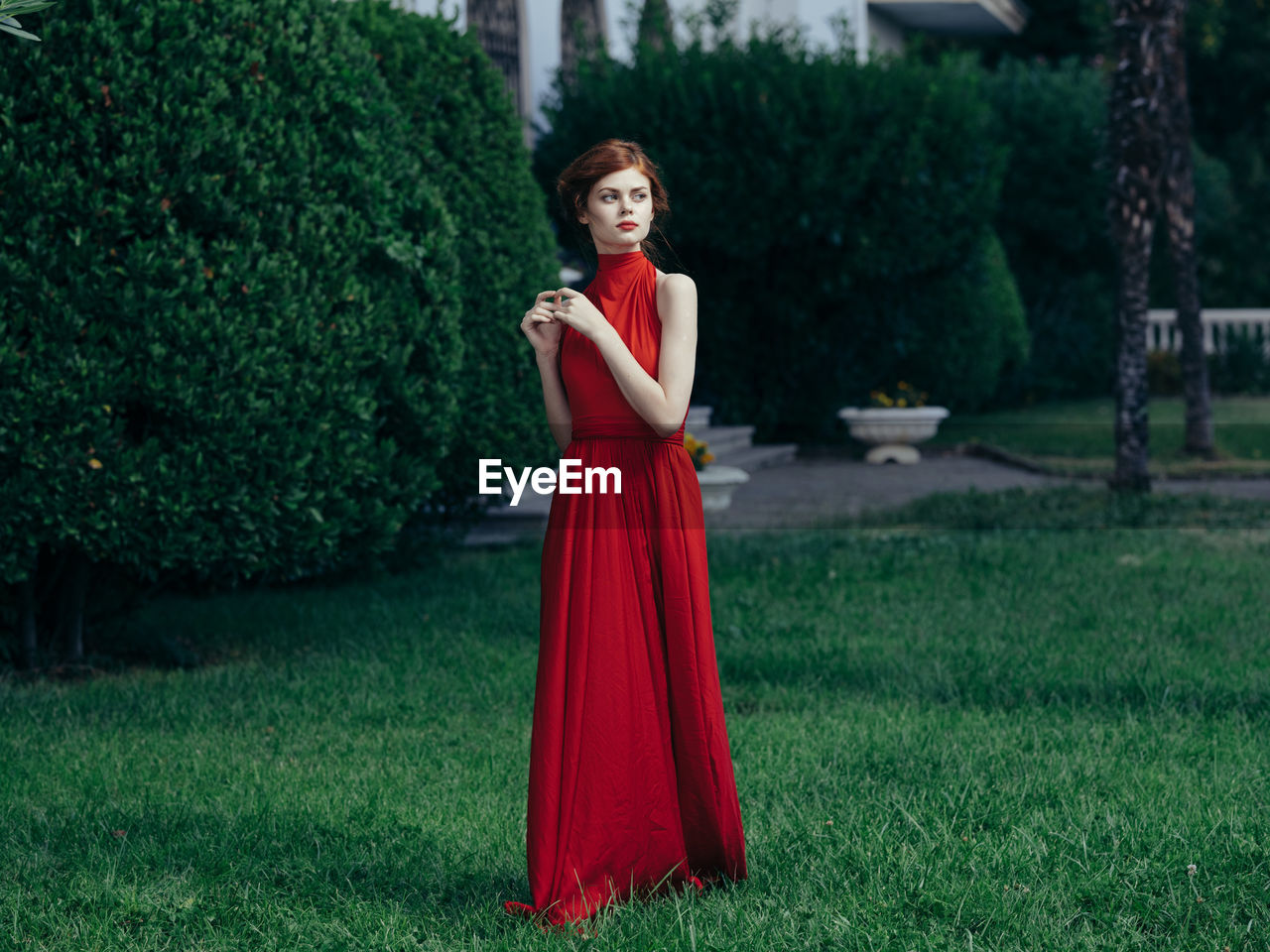 PORTRAIT OF WOMAN STANDING ON GRASS