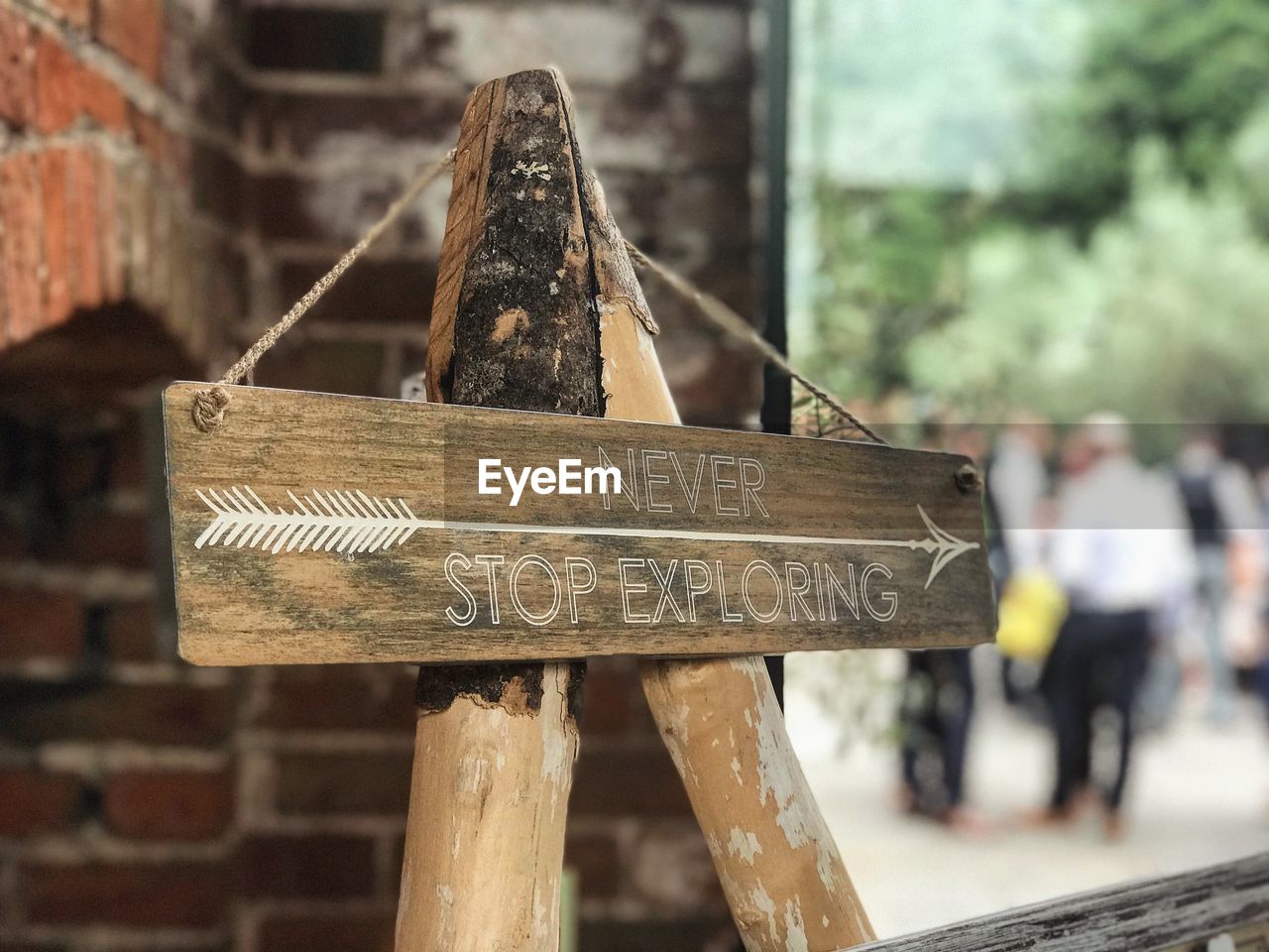 CLOSE UP OF WOODEN POST