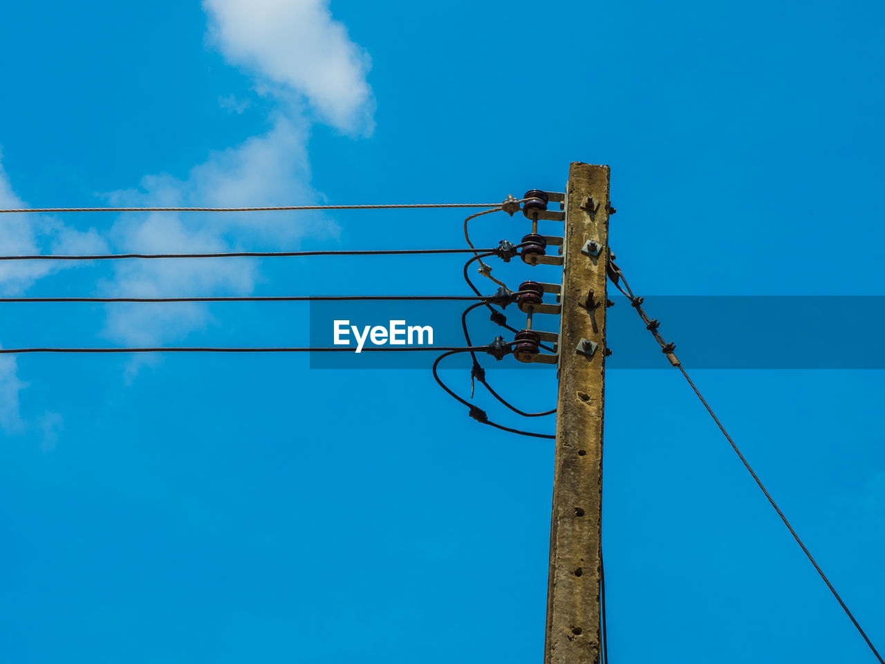 LOW ANGLE VIEW OF ELECTRICITY PYLON AGAINST SKY