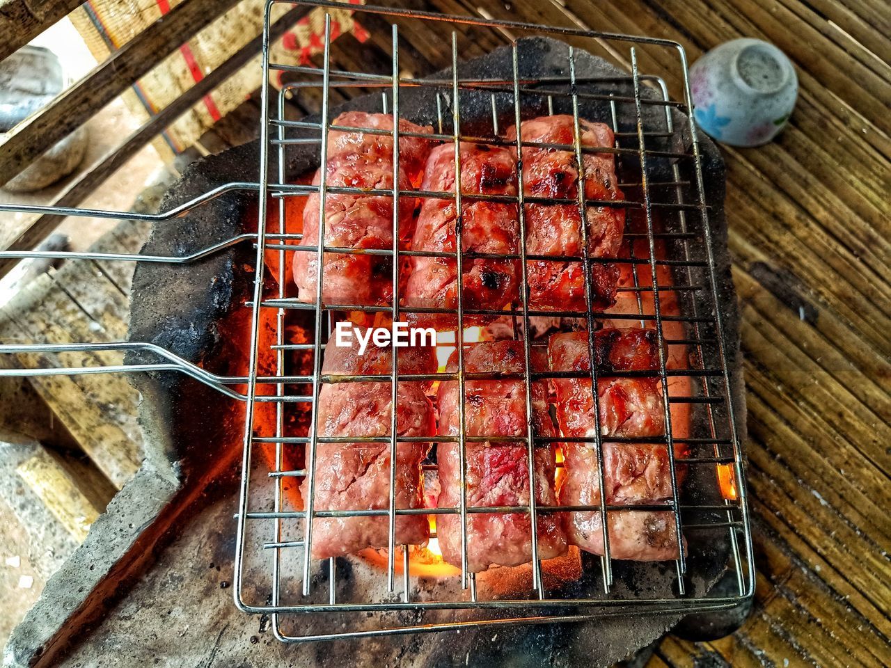 HIGH ANGLE VIEW OF FOOD ON BARBECUE GRILL