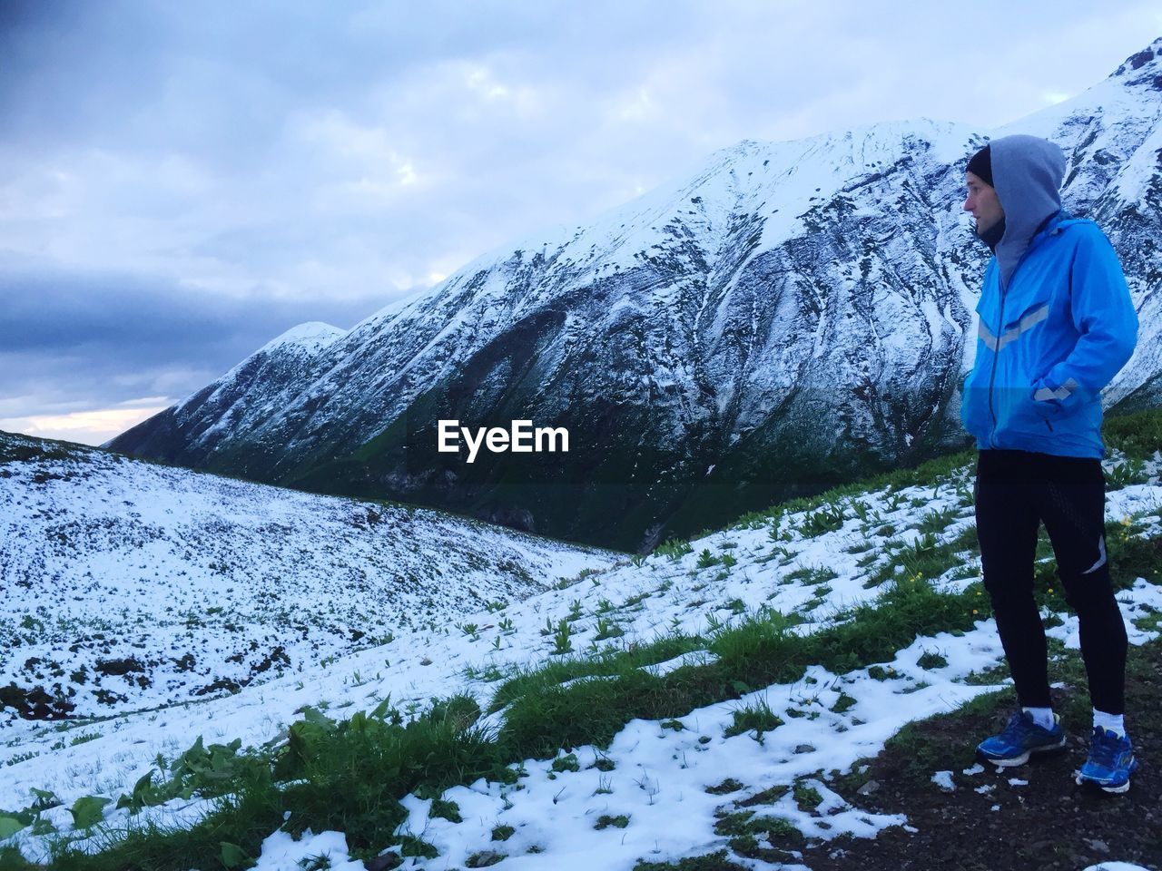 SCENIC VIEW OF SNOW COVERED MOUNTAINS AGAINST SKY