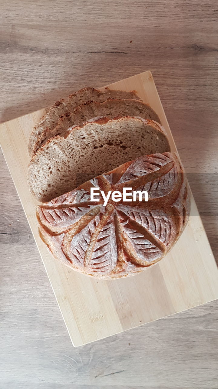 HIGH ANGLE VIEW OF BREAD ON TABLE