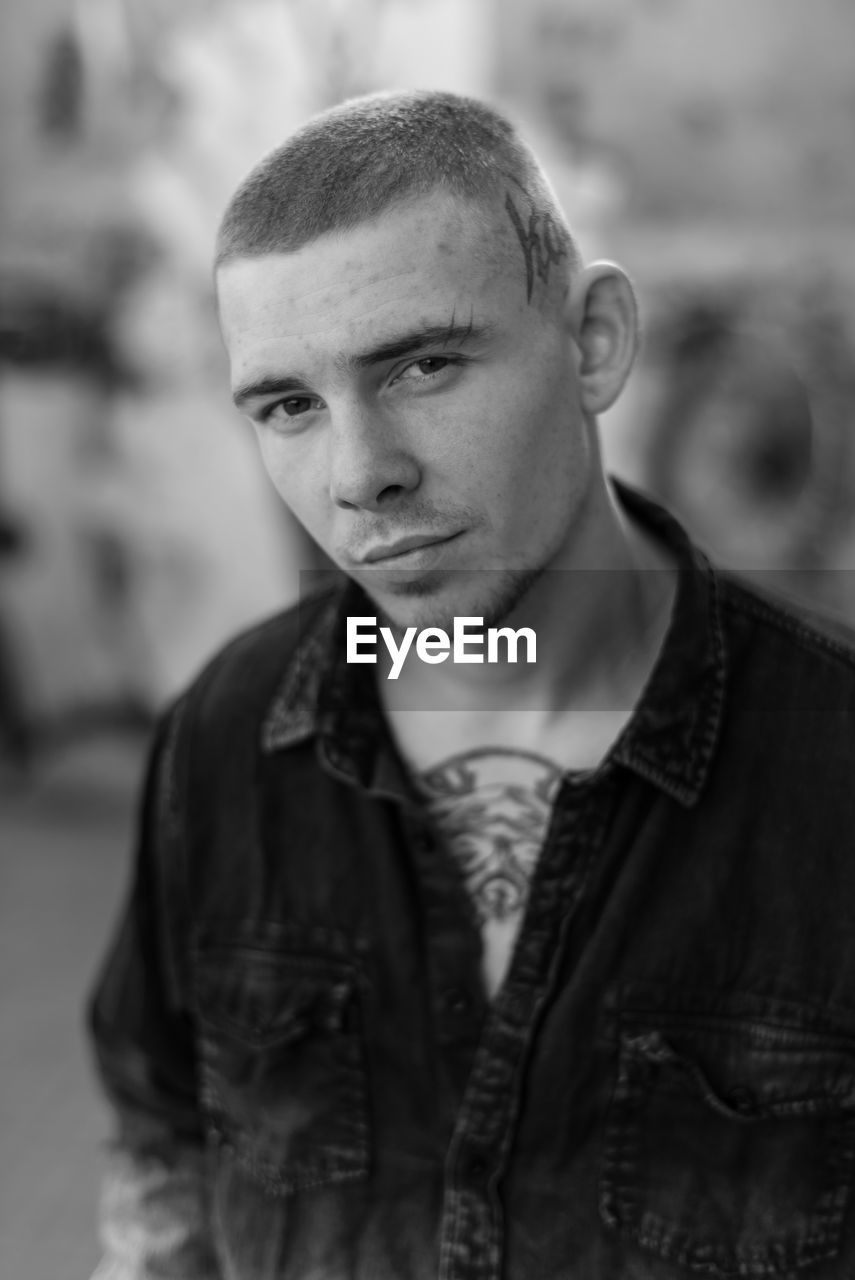 PORTRAIT OF YOUNG MAN LOOKING AWAY