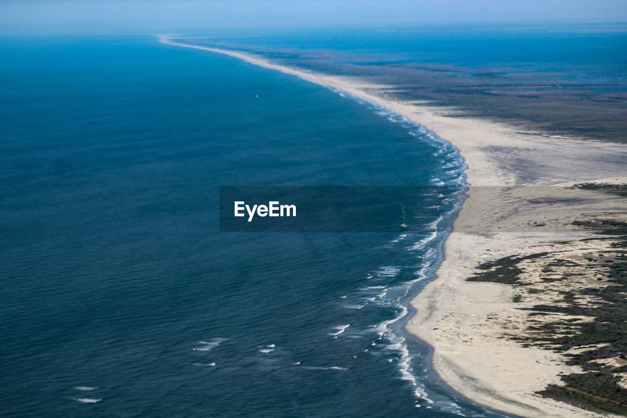 HIGH ANGLE VIEW OF SEA WAVES